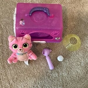 Disney Doc McStuffins pet vet on the go pet carrier. Some missing pieces. EUC